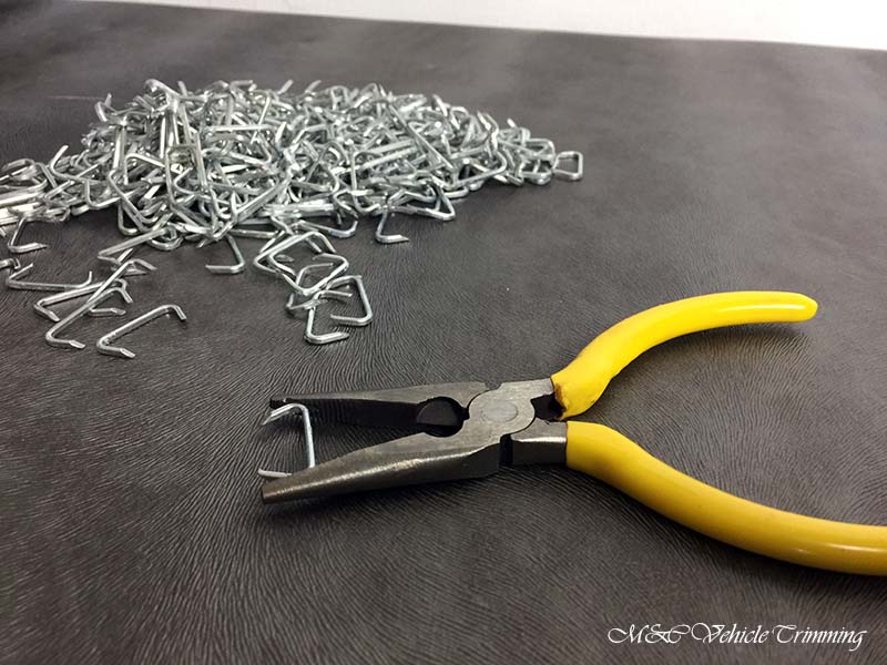 Hog ring pliers including seal rings